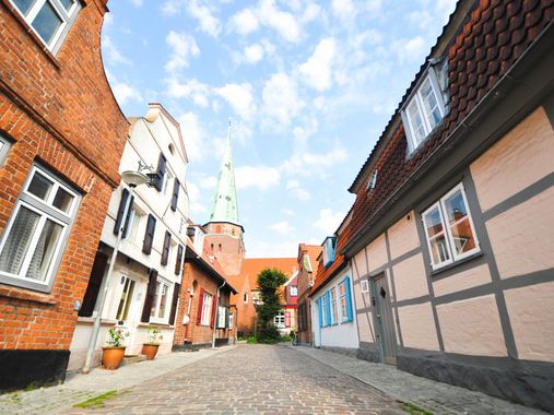 Travemünder Altstadt mit Blick auf die St. Lorenz Kirche 